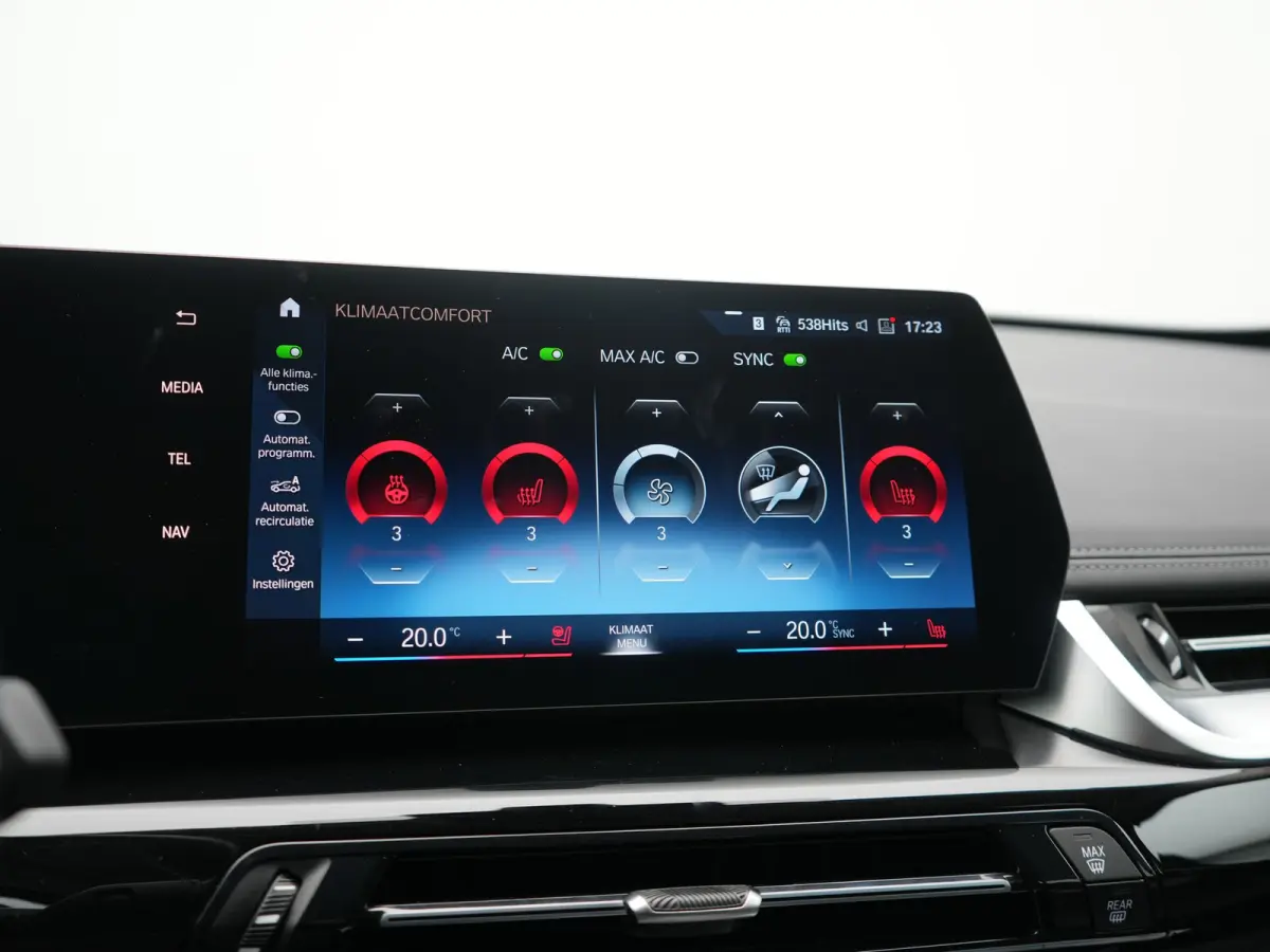 xDrive25e PHEV 245pk Dealer O.H | Trekhaak Af Fabriek | Adaptive Cruise | 360 Camera | Head Up | Harman / Kardon | Sportstoelen Memory & Massage | Stoelen & Stuur Verwarmd | Apple Carplay | 