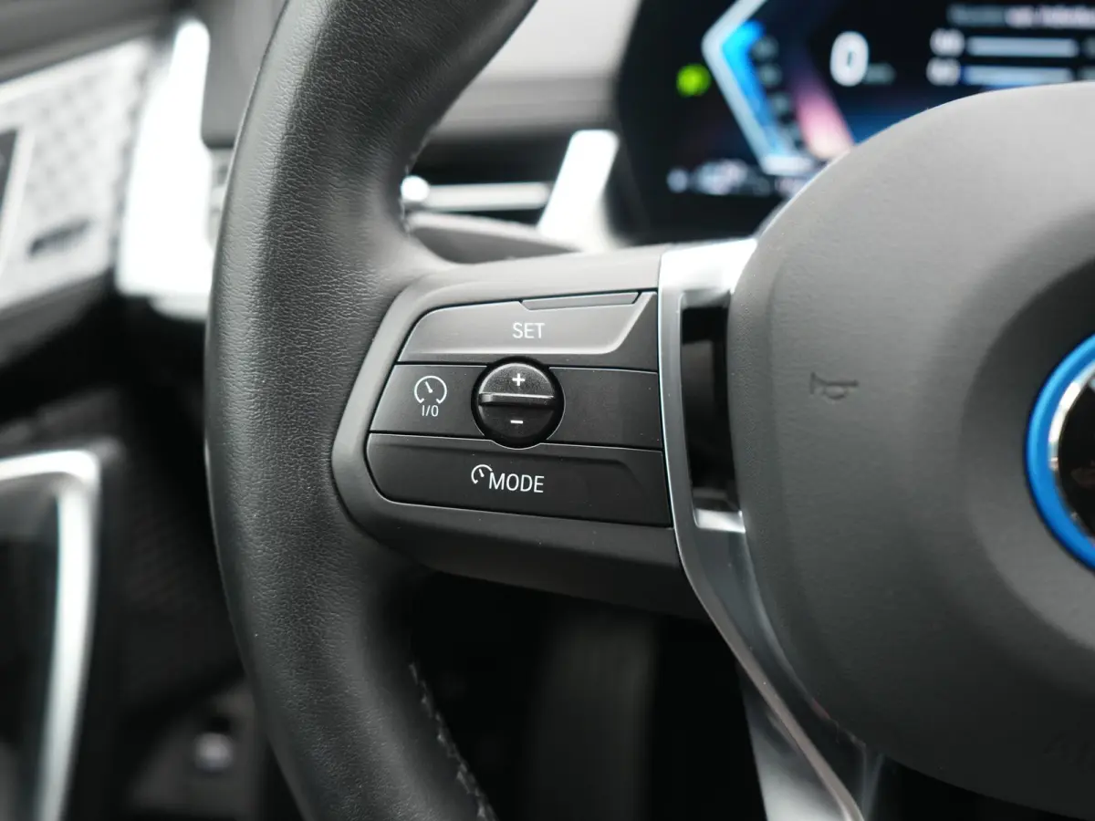 xDrive25e PHEV 245pk Dealer O.H | Trekhaak Af Fabriek | Adaptive Cruise | 360 Camera | Head Up | Harman / Kardon | Sportstoelen Memory & Massage | Stoelen & Stuur Verwarmd | Apple Carplay | 