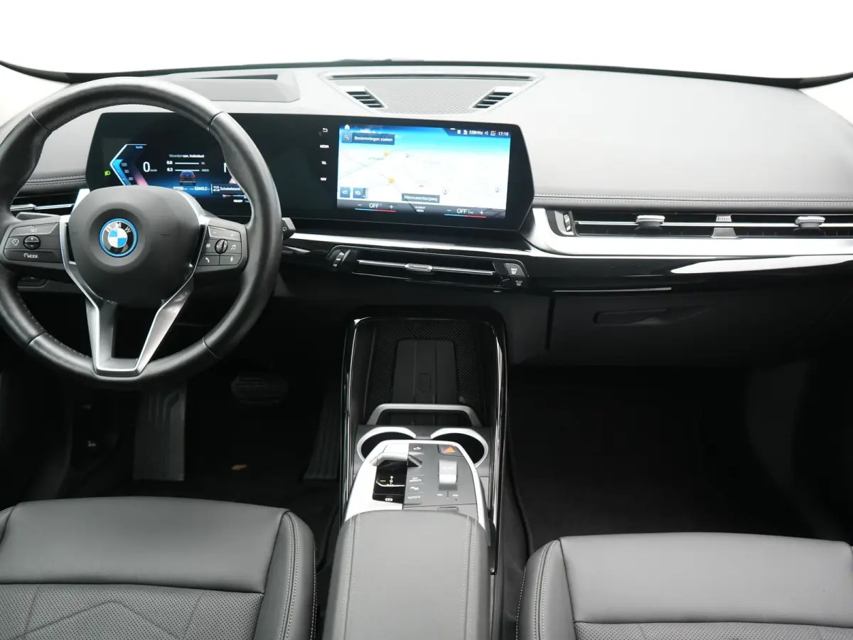 xDrive25e PHEV 245pk Dealer O.H | Trekhaak Af Fabriek | Adaptive Cruise | 360 Camera | Head Up | Harman / Kardon | Sportstoelen Memory & Massage | Stoelen & Stuur Verwarmd | Apple Carplay | 