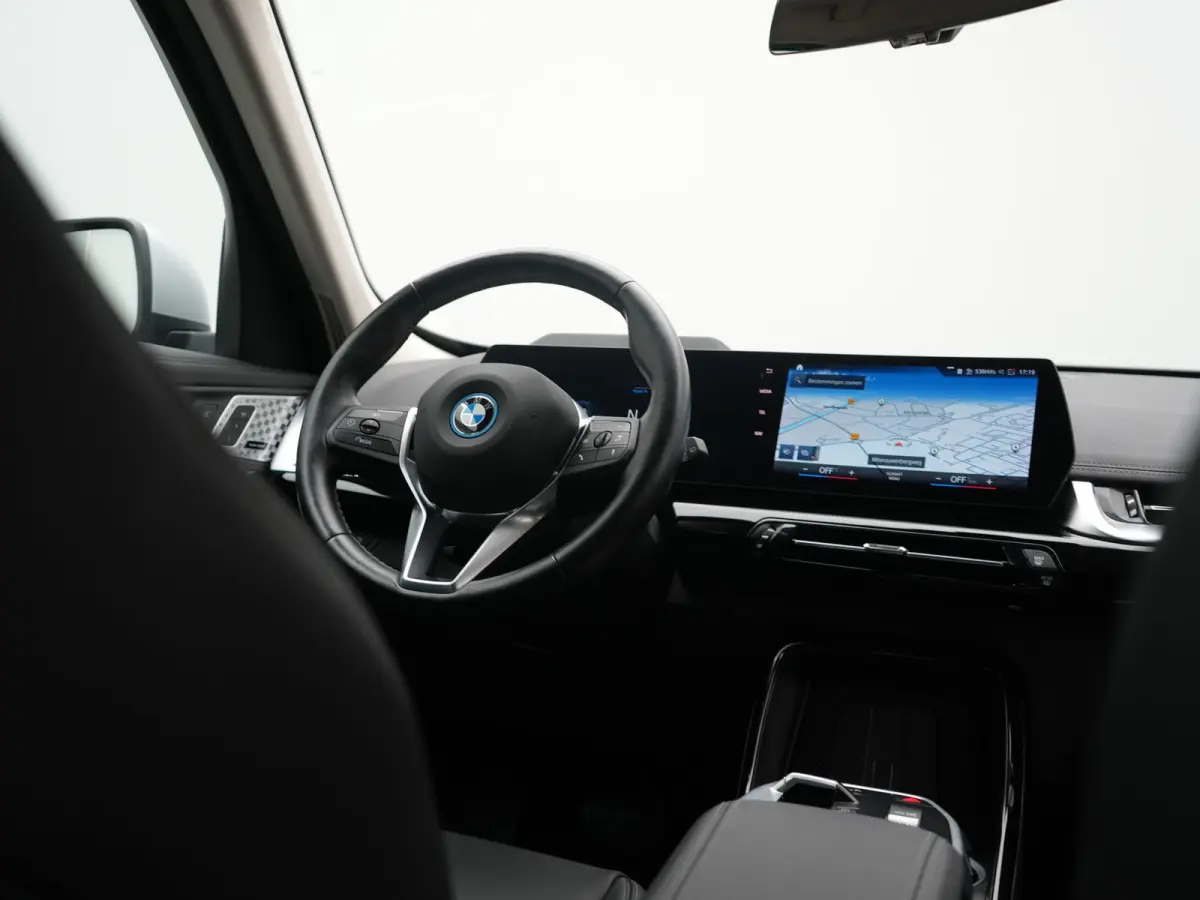 xDrive25e PHEV 245pk Dealer O.H | Trekhaak Af Fabriek | Adaptive Cruise | 360 Camera | Head Up | Harman / Kardon | Sportstoelen Memory & Massage | Stoelen & Stuur Verwarmd | Apple Carplay | 