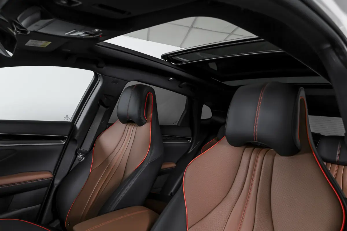 1.5 DM-i FWD Comfort | 125KM Elektrisch | S/K-Panodak | 360 Camera | Carplay/Android | Adapt. Cruise | Elek. Klep | Infinity audio | 19" | 9845