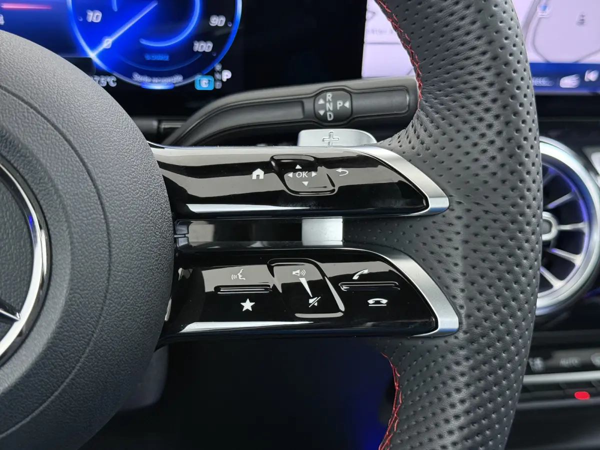 EQA 300 4MATIC AMG Line 71 kWh | Pano Carplay Winterpakket