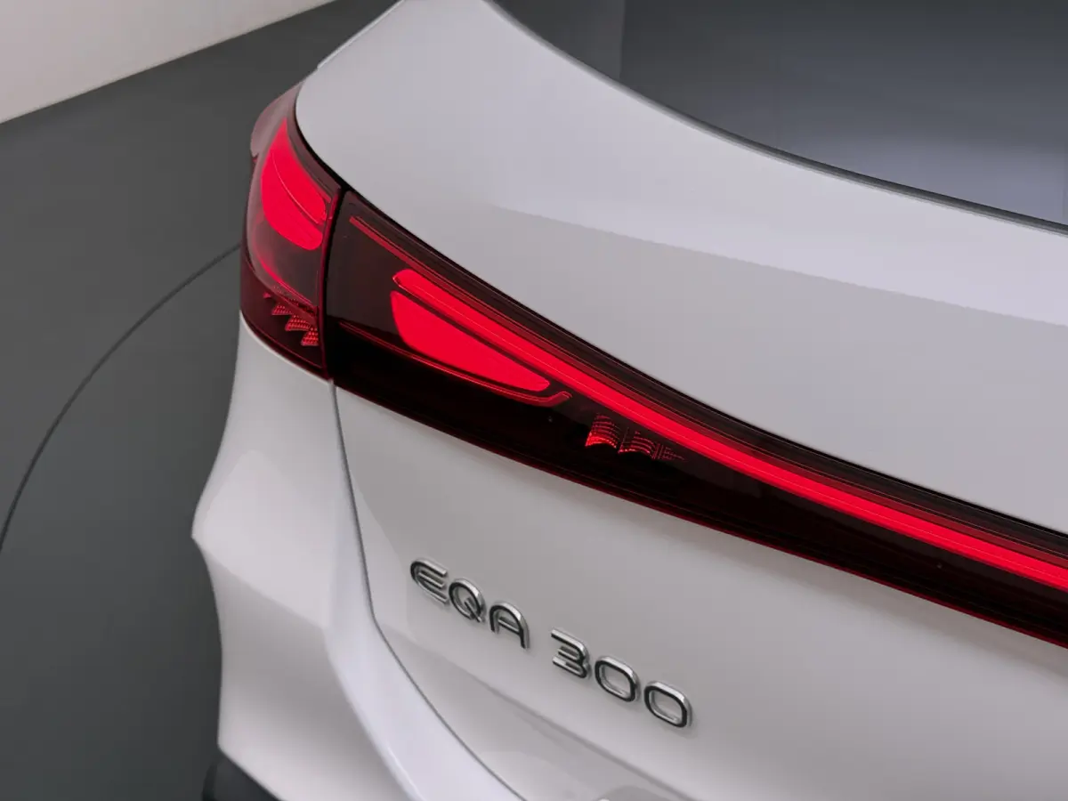EQA 300 4MATIC AMG Line 71 kWh | Pano Carplay Winterpakket