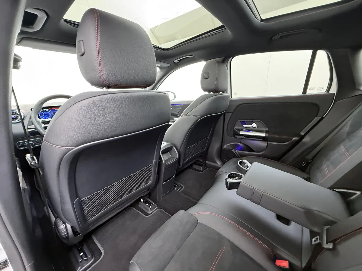 EQA 300 4MATIC AMG Line 71 kWh | Pano Carplay Winterpakket