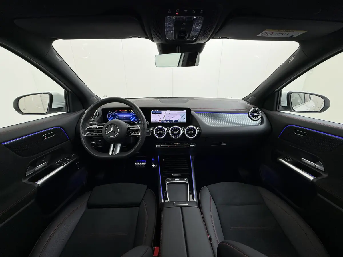 EQA 300 4MATIC AMG Line 71 kWh | Pano Carplay Winterpakket