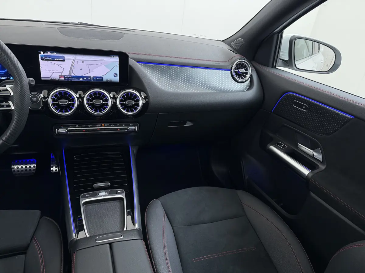 EQA 300 4MATIC AMG Line 71 kWh | Pano Carplay Winterpakket