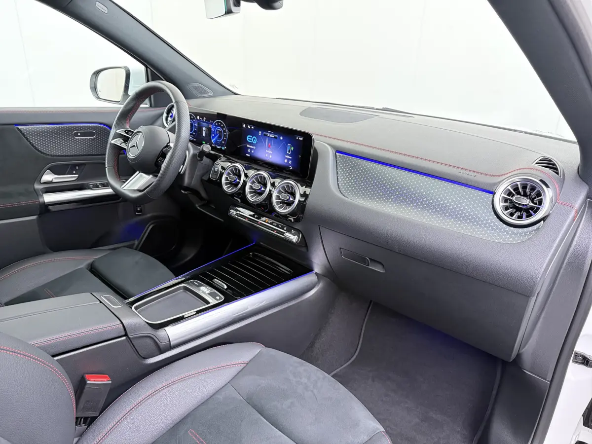 EQA 300 4MATIC AMG Line 71 kWh | Pano Carplay Winterpakket