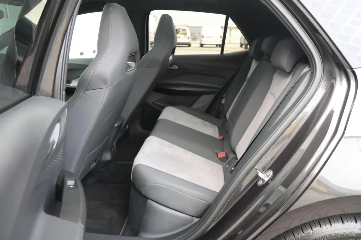 204pk Copper Edition One 62 kWh | SoH 92% | Panoramadak | Elektrische Stoel | Camara | Stoelverwarming | Head-up Display