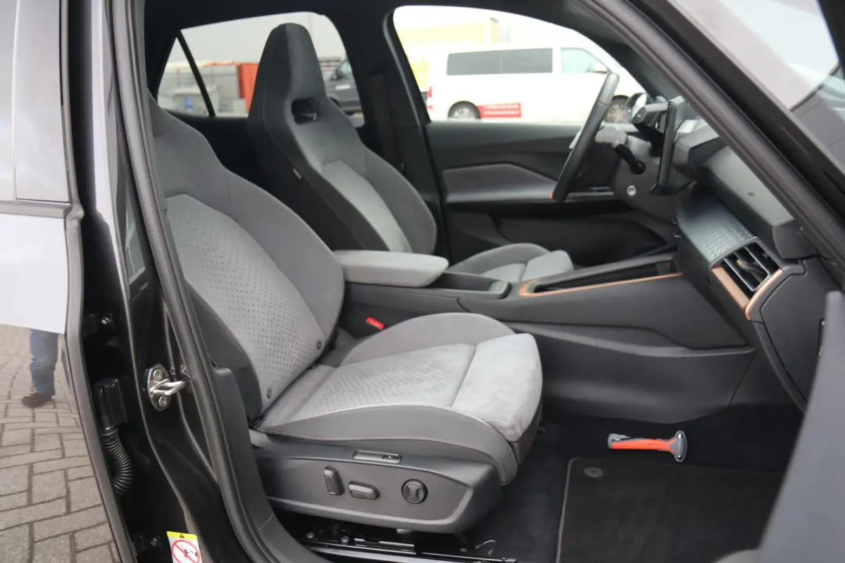 204pk Copper Edition One 62 kWh | SoH 92% | Panoramadak | Elektrische Stoel | Camara | Stoelverwarming | Head-up Display