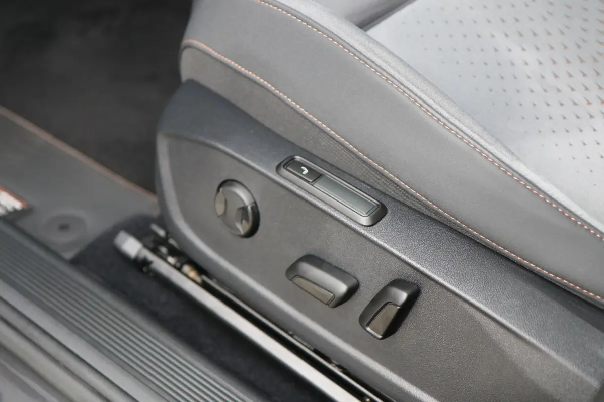 204pk Copper Edition One 62 kWh | SoH 92% | Panoramadak | Elektrische Stoel | Camara | Stoelverwarming | Head-up Display