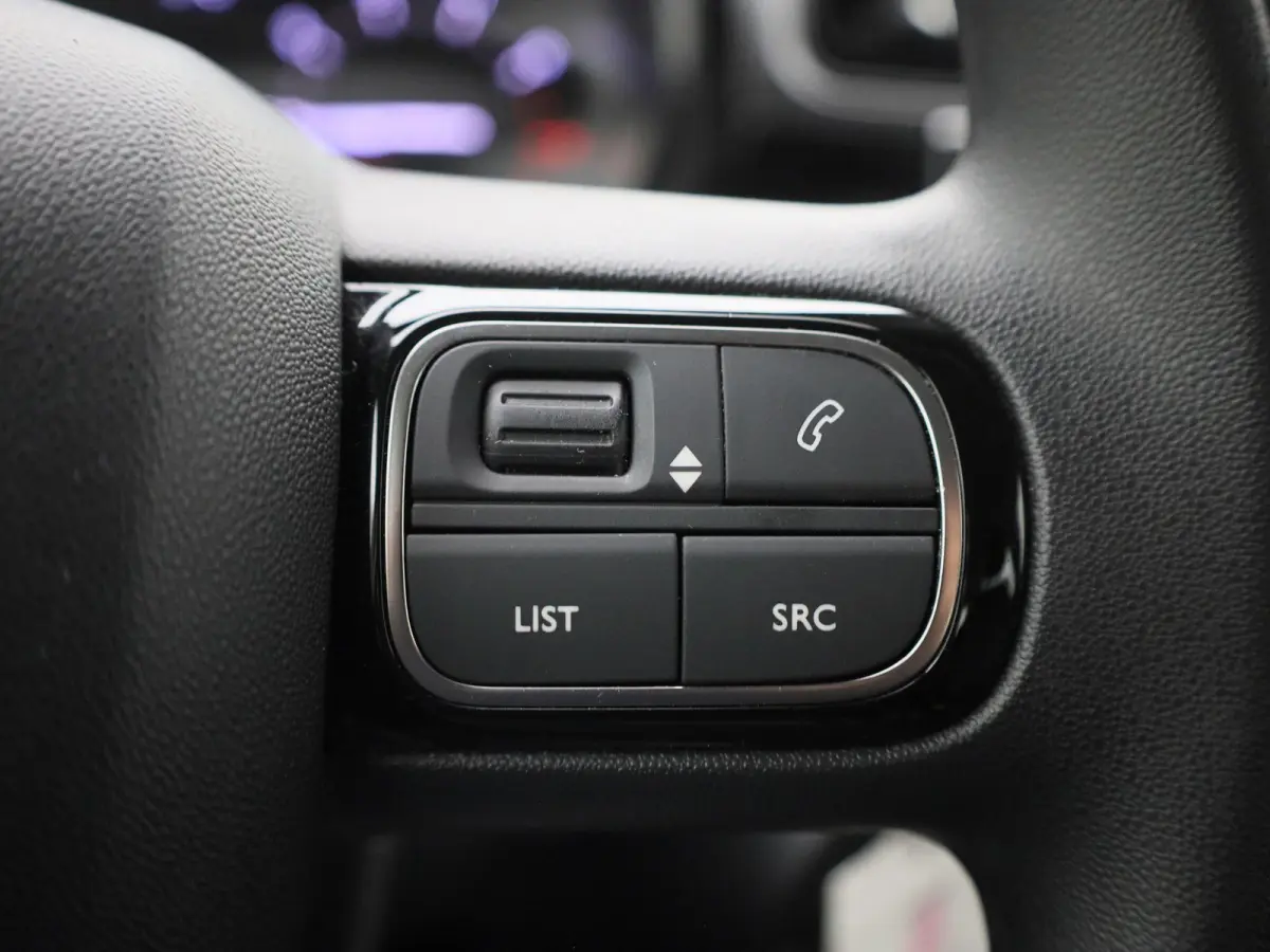 1.2 PureTech Feel | Apple Carplay / Android Auto | Climate Control | Cruise Control | DAB | Bluetooth |