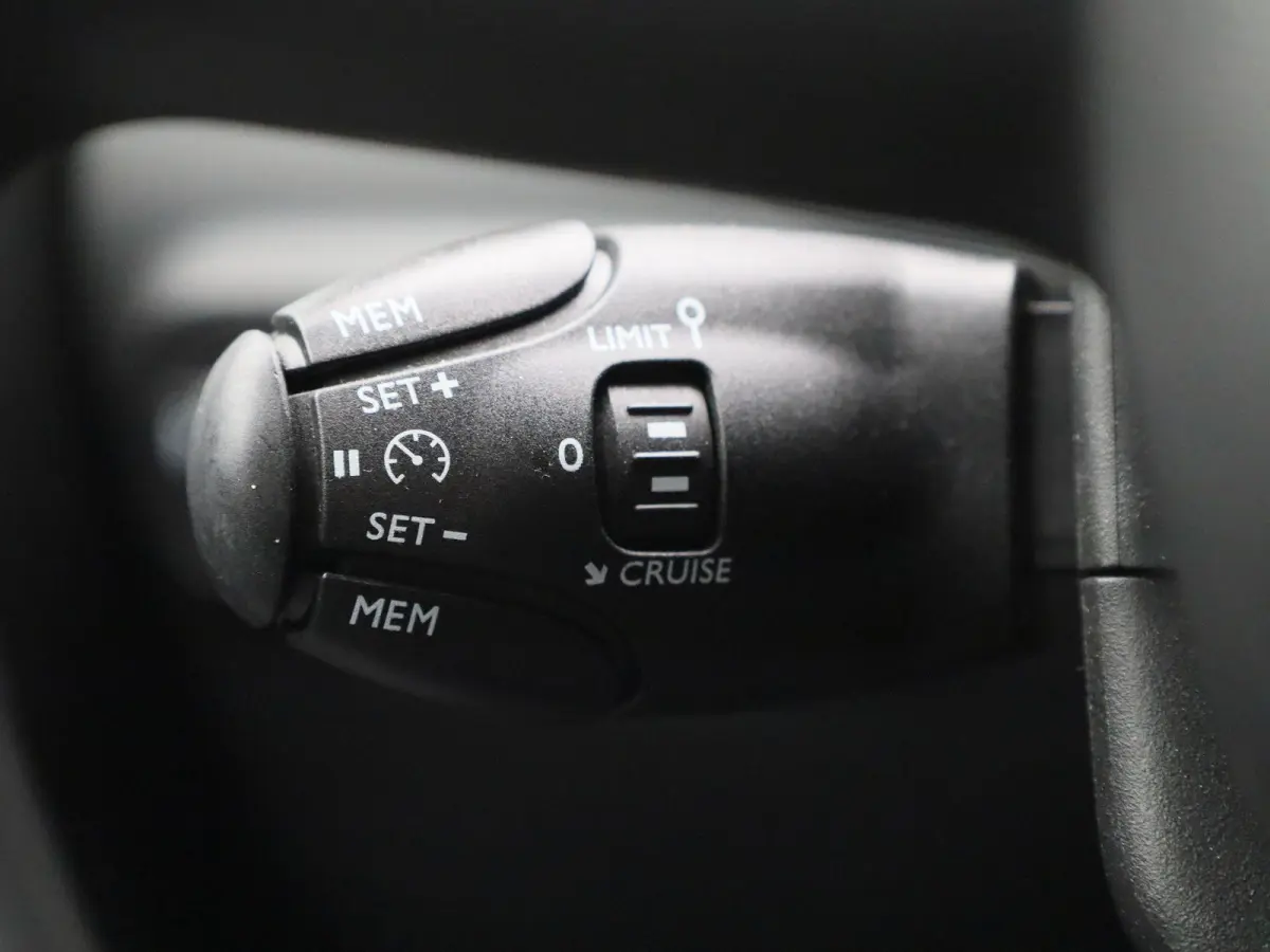 1.2 PureTech Feel | Apple Carplay / Android Auto | Climate Control | Cruise Control | DAB | Bluetooth |
