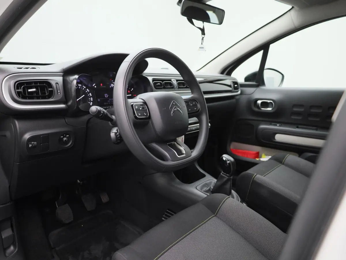 1.2 PureTech Feel | Apple Carplay / Android Auto | Climate Control | Cruise Control | DAB | Bluetooth |