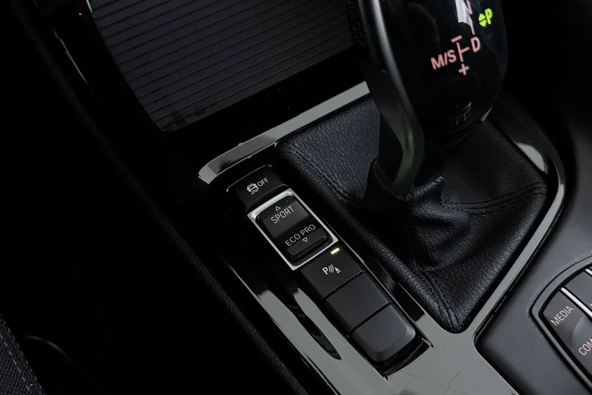 SDrive18i Business Edition Plus | Sportstoelen | Breed Navi | Camera | Stoelverwarming |