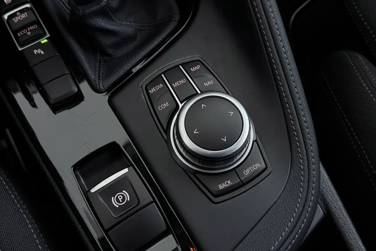 SDrive18i Business Edition Plus | Sportstoelen | Breed Navi | Camera | Stoelverwarming |