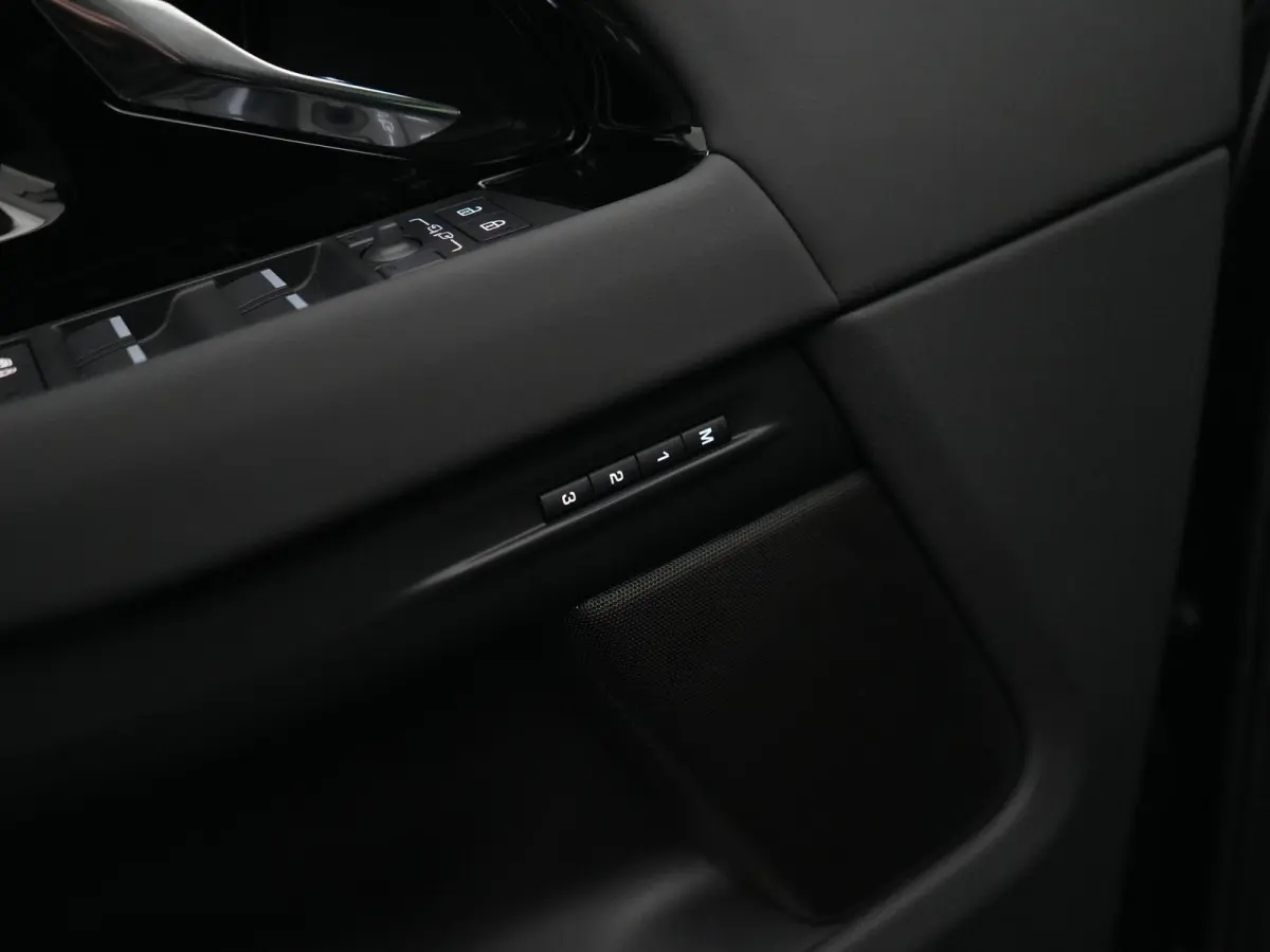 1.5 P270e PHEV AWD Business Dynamic Edition | Nu met €6.127,- voordeel!* | Elektr. Trekhaak | Pixel LED | Black Exterior Pack | Panoramisch schuifdak |
