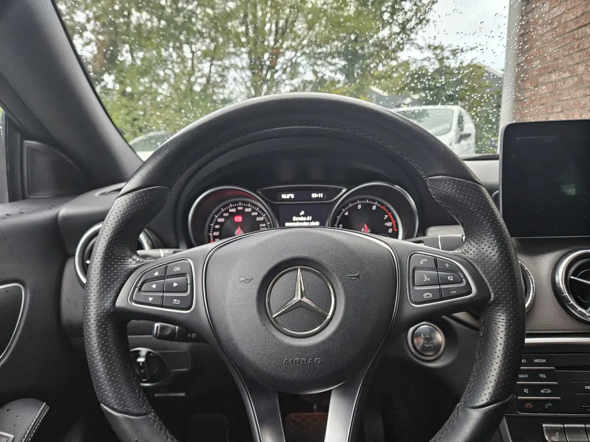 180 Business Solution Automaat! NAP! LED! Mooie/Nette Auto! Navigatie!