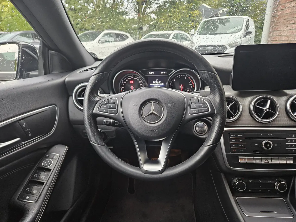180 Business Solution Automaat! NAP! LED! Mooie/Nette Auto! Navigatie!