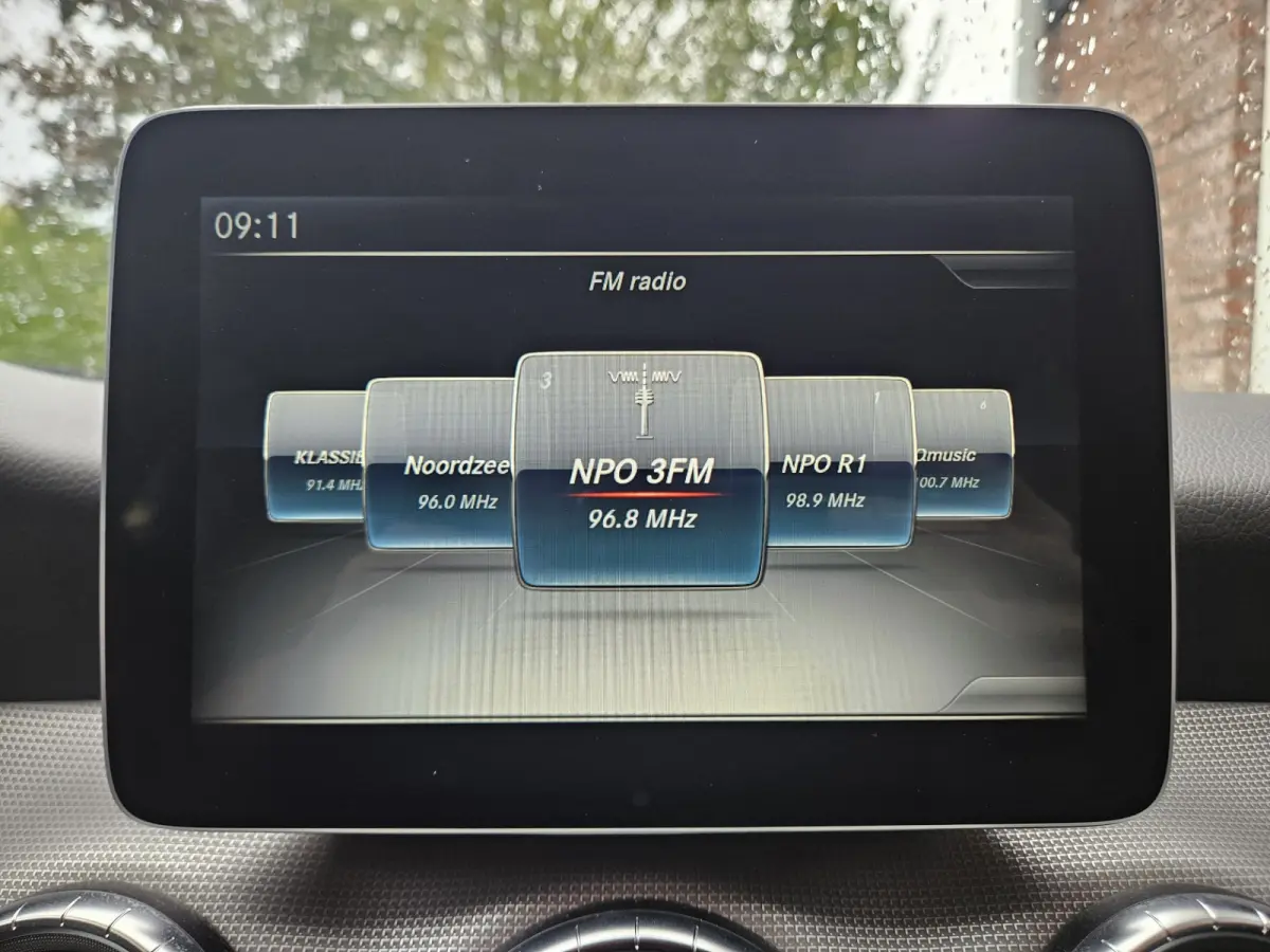 180 Business Solution Automaat! NAP! LED! Mooie/Nette Auto! Navigatie!