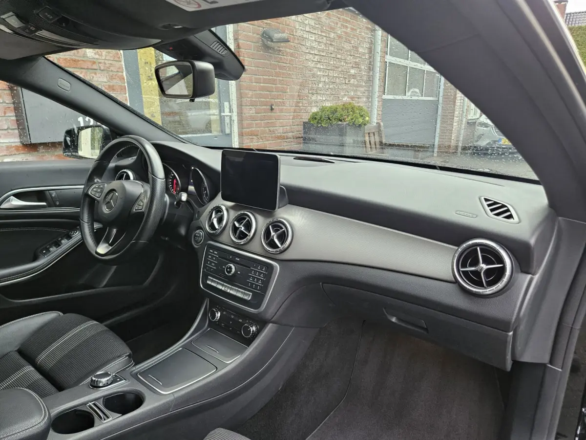 180 Business Solution Automaat! NAP! LED! Mooie/Nette Auto! Navigatie!