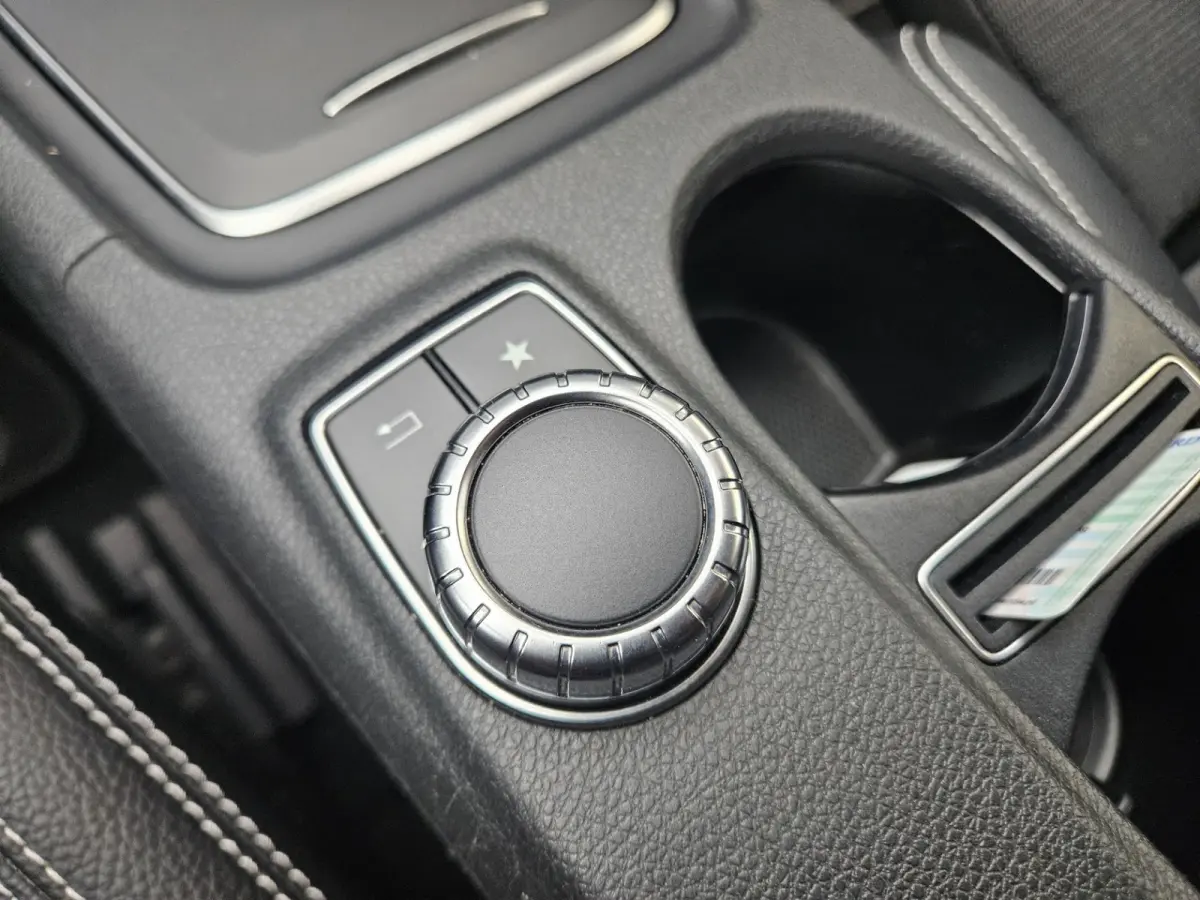 180 Business Solution Automaat! NAP! LED! Mooie/Nette Auto! Navigatie!