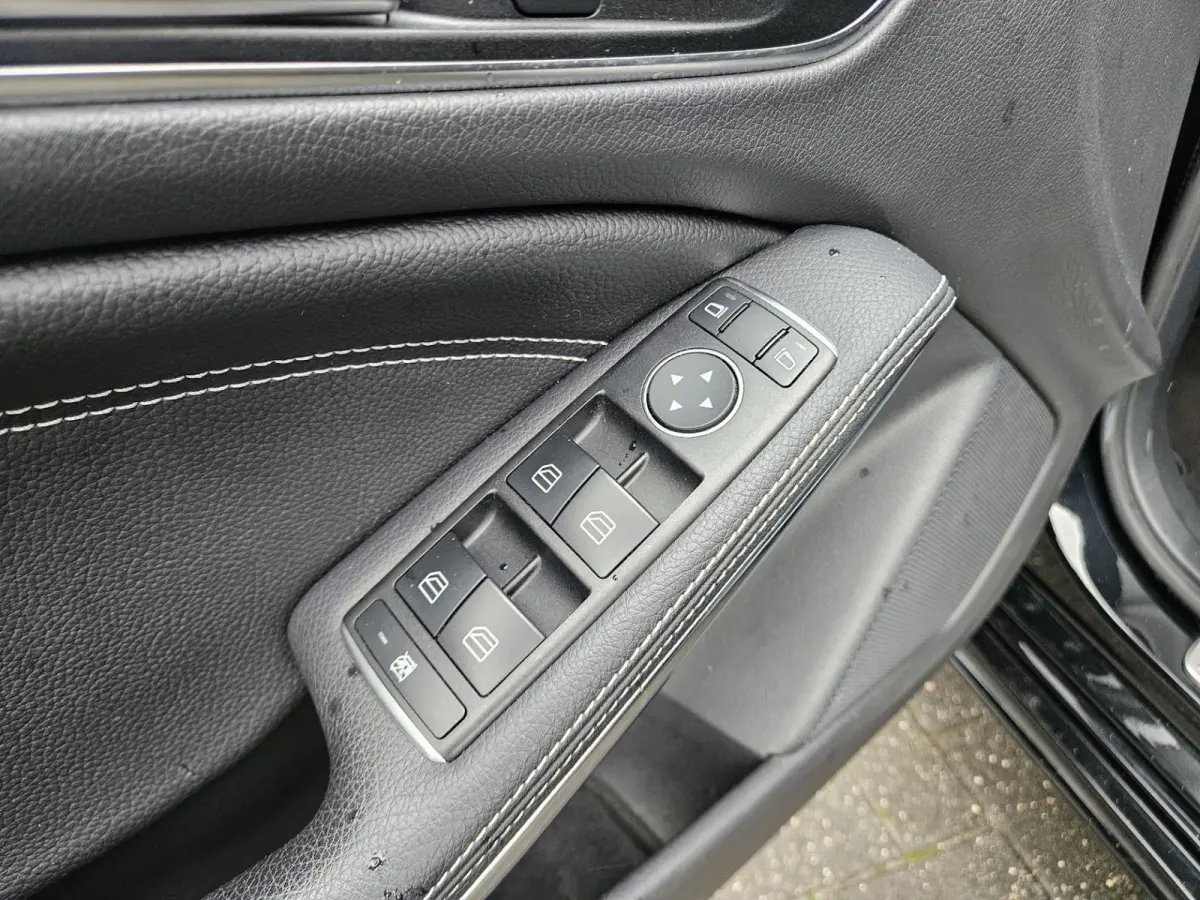 180 Business Solution Automaat! NAP! LED! Mooie/Nette Auto! Navigatie!