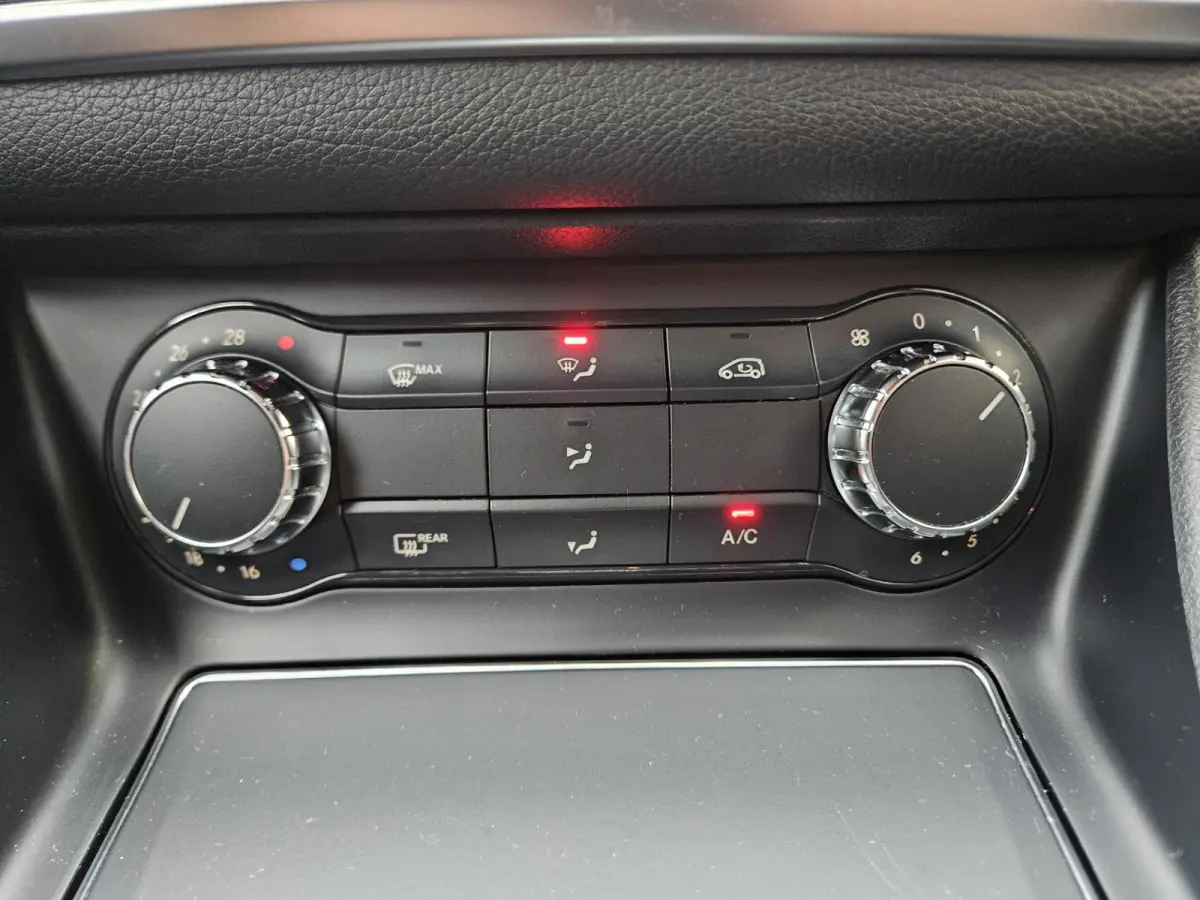 180 Business Solution Automaat! NAP! LED! Mooie/Nette Auto! Navigatie!