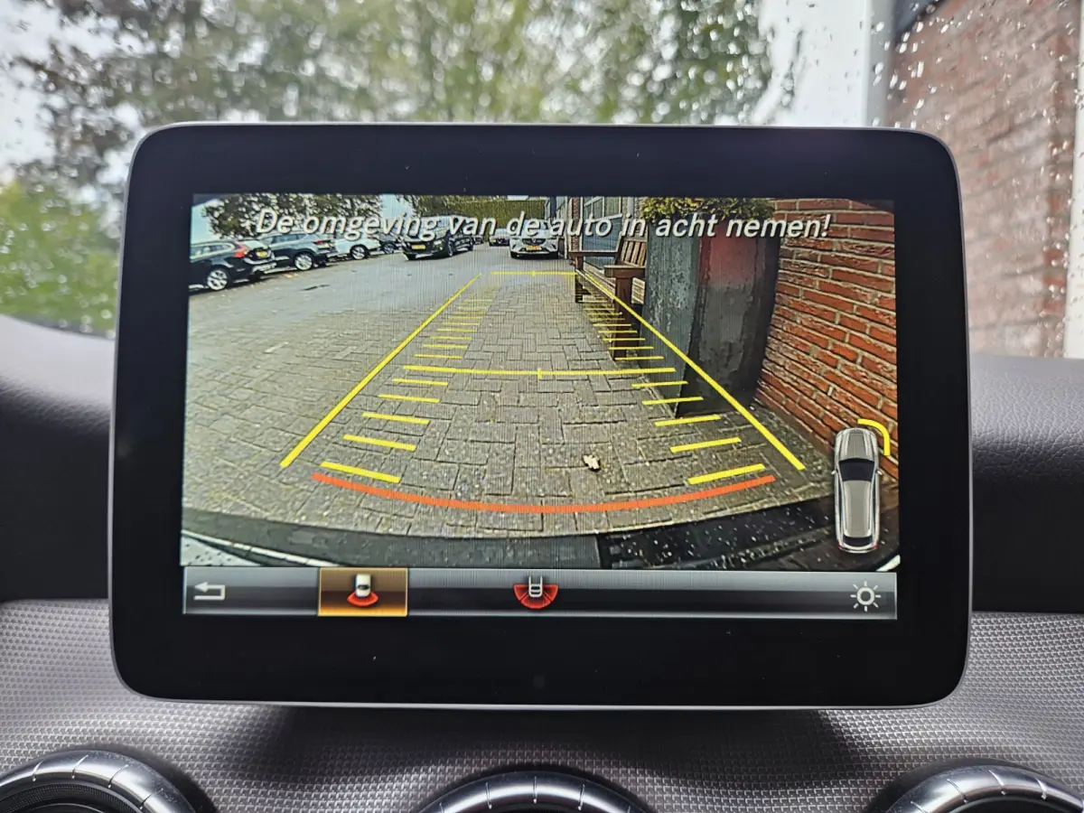 180 Business Solution Automaat! NAP! LED! Mooie/Nette Auto! Navigatie!