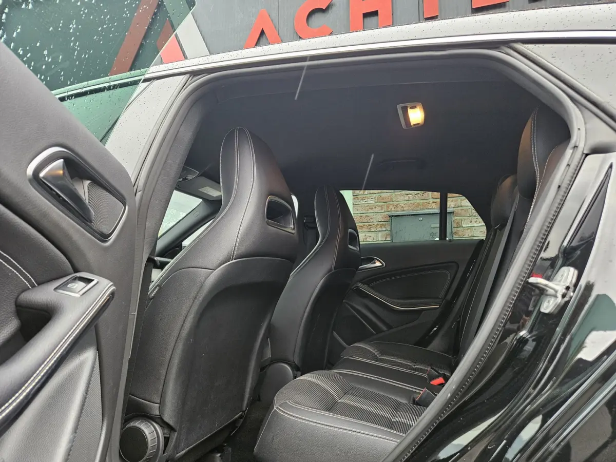 180 Business Solution Automaat! NAP! LED! Mooie/Nette Auto! Navigatie!