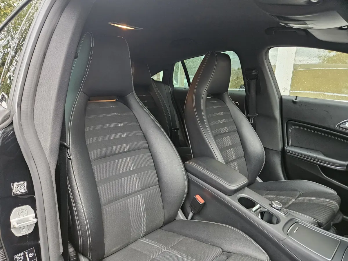 180 Business Solution Automaat! NAP! LED! Mooie/Nette Auto! Navigatie!