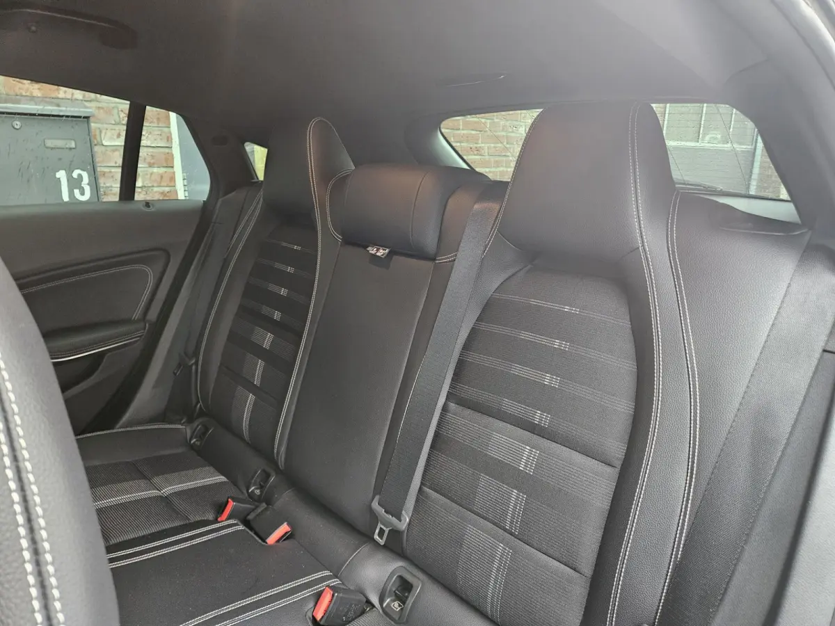 180 Business Solution Automaat! NAP! LED! Mooie/Nette Auto! Navigatie!
