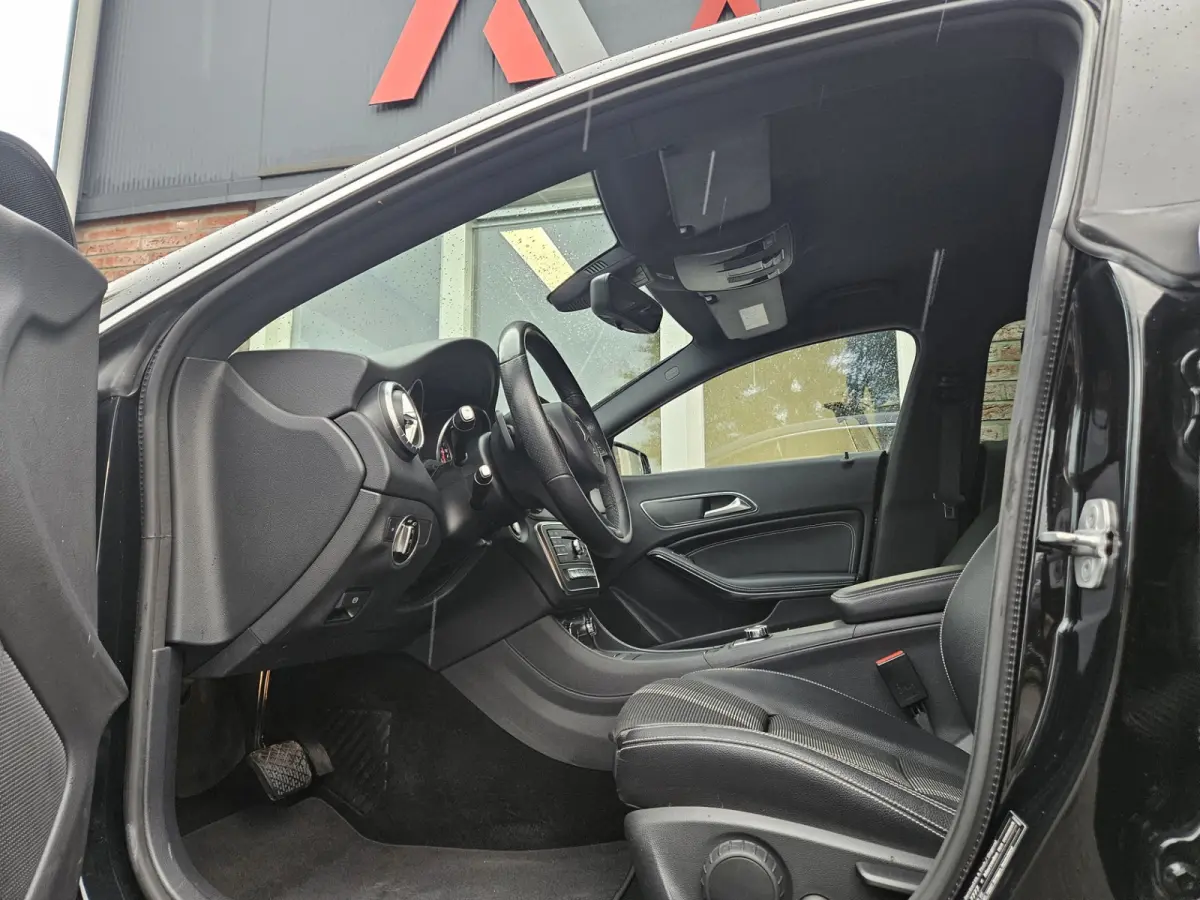 180 Business Solution Automaat! NAP! LED! Mooie/Nette Auto! Navigatie!