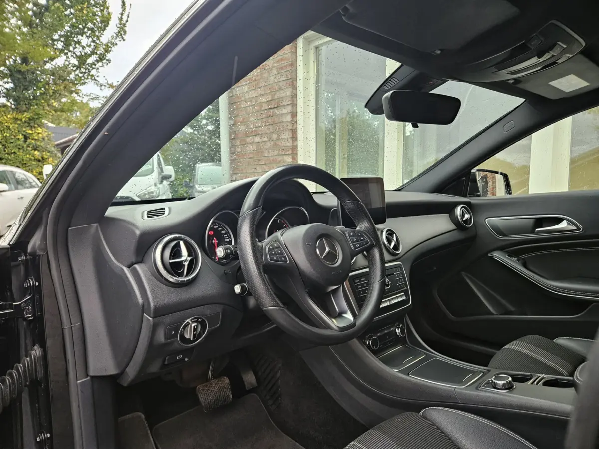 180 Business Solution Automaat! NAP! LED! Mooie/Nette Auto! Navigatie!