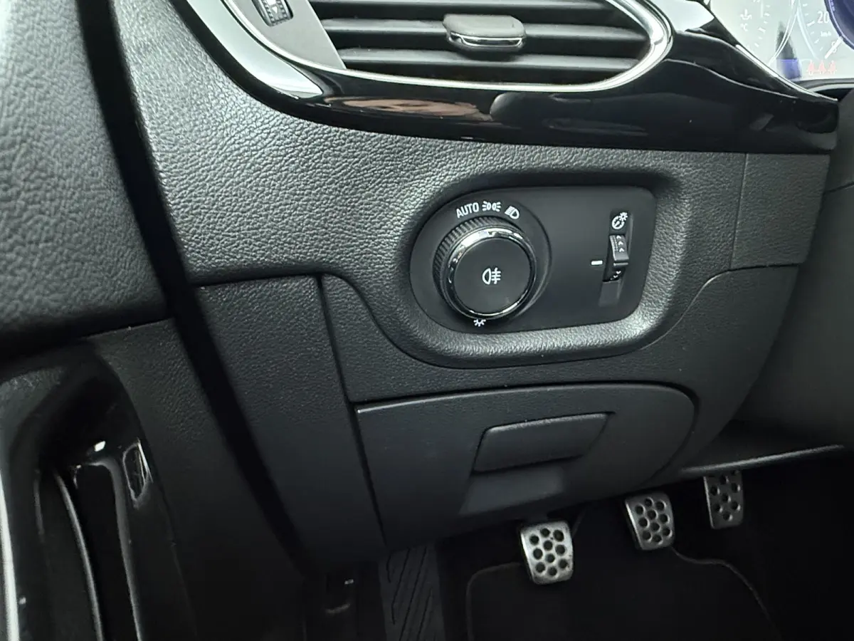 1.2 T. 130 pk Business Elegance / Navigatie / Alcantara / Parkeersensoren / Matrix LED / Keyless / Carplay / 17'' LMV