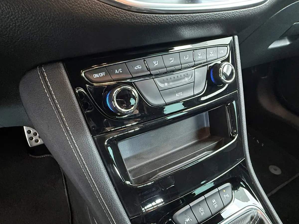 1.2 T. 130 pk Business Elegance / Navigatie / Alcantara / Parkeersensoren / Matrix LED / Keyless / Carplay / 17'' LMV