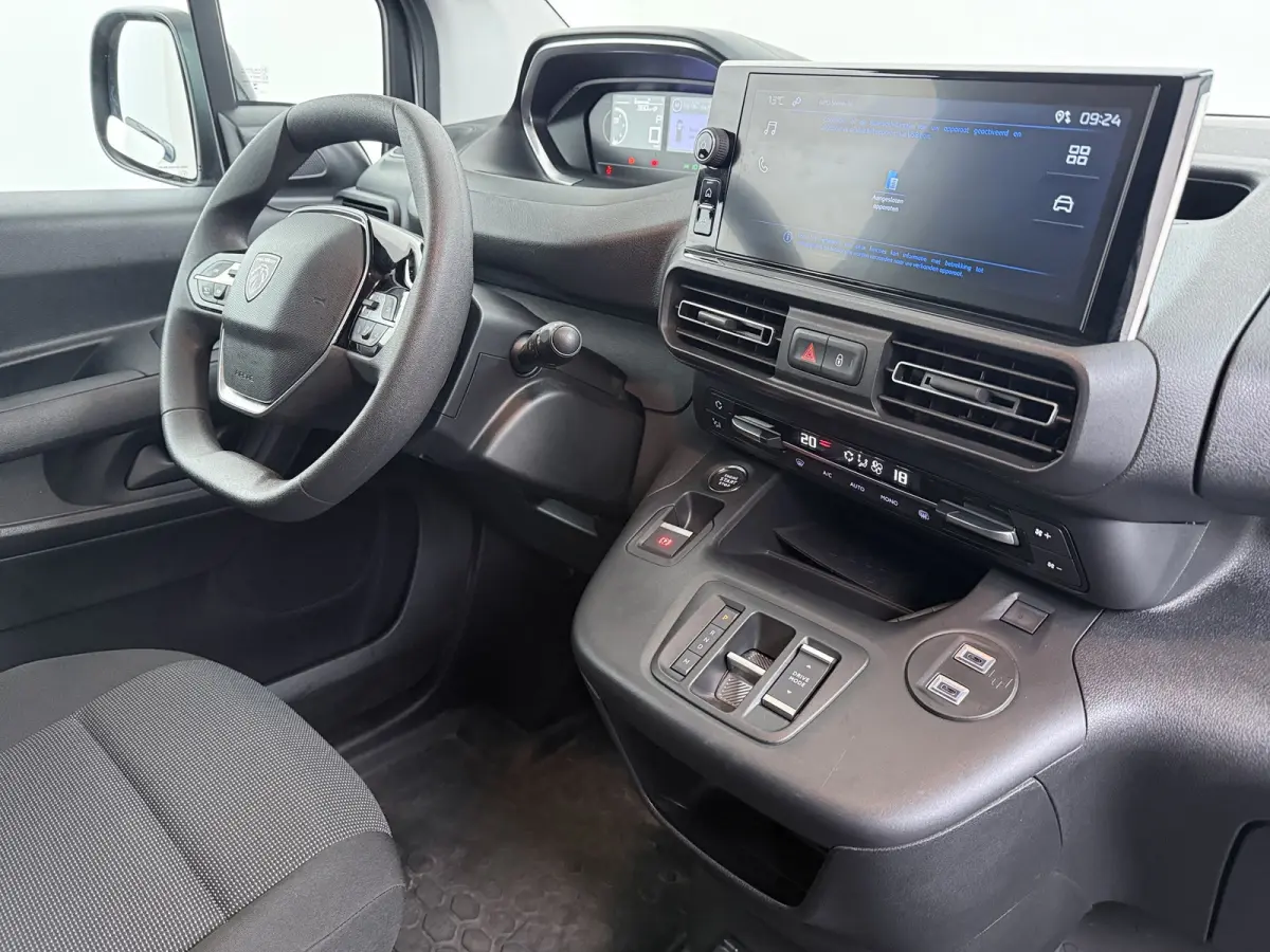 1.5 BlueHDi 130 EAT8 S&S L1 | MET STELLINGEN | | INRICHTING MET KASTEN | | Achteruitrijcamera | Airco (automatisch) | Apple Carplay/Android Auto|telefoonintegratie premium