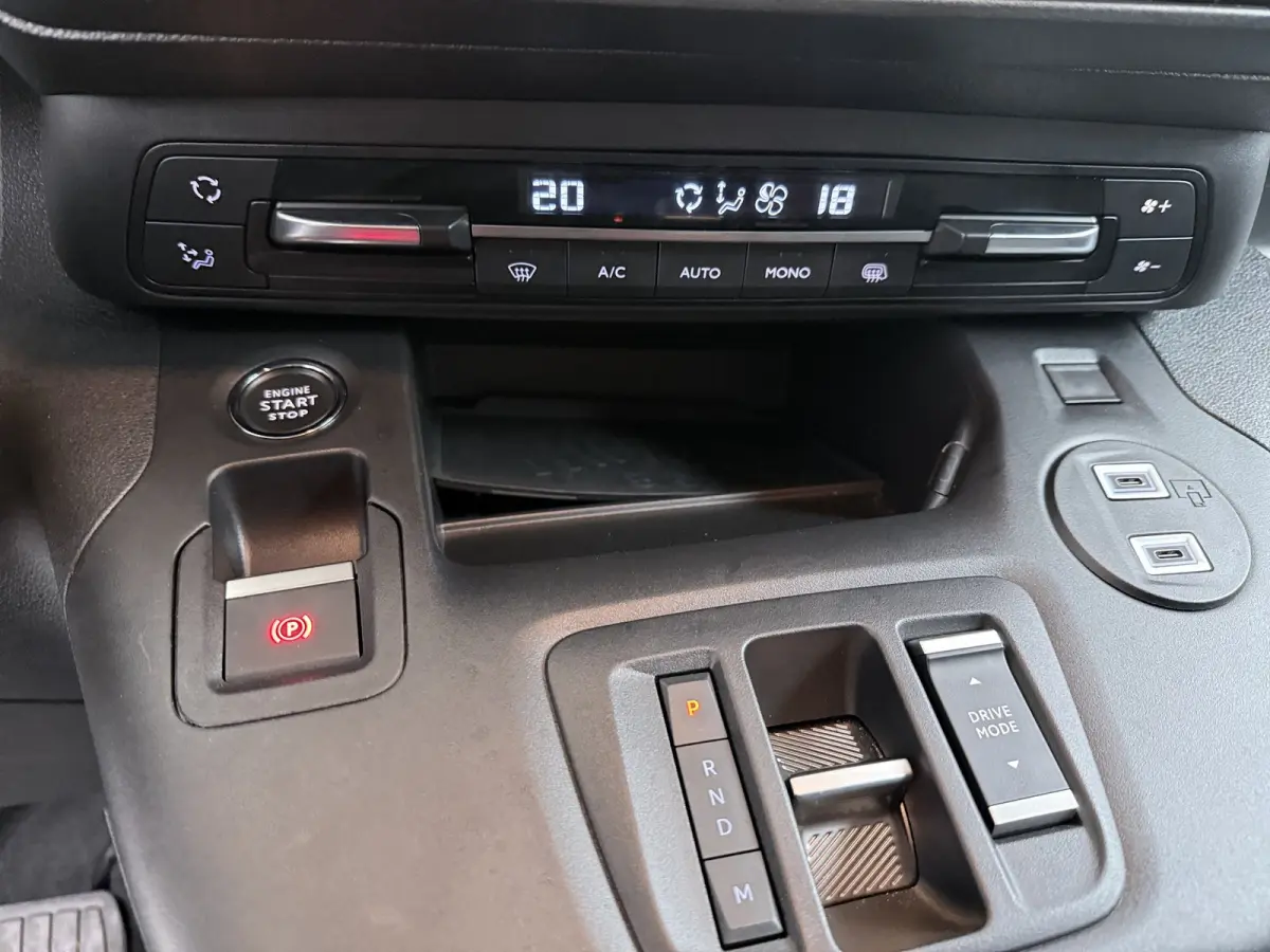 1.5 BlueHDi 130 EAT8 S&S L1 | MET STELLINGEN | | INRICHTING MET KASTEN | | Achteruitrijcamera | Airco (automatisch) | Apple Carplay/Android Auto|telefoonintegratie premium