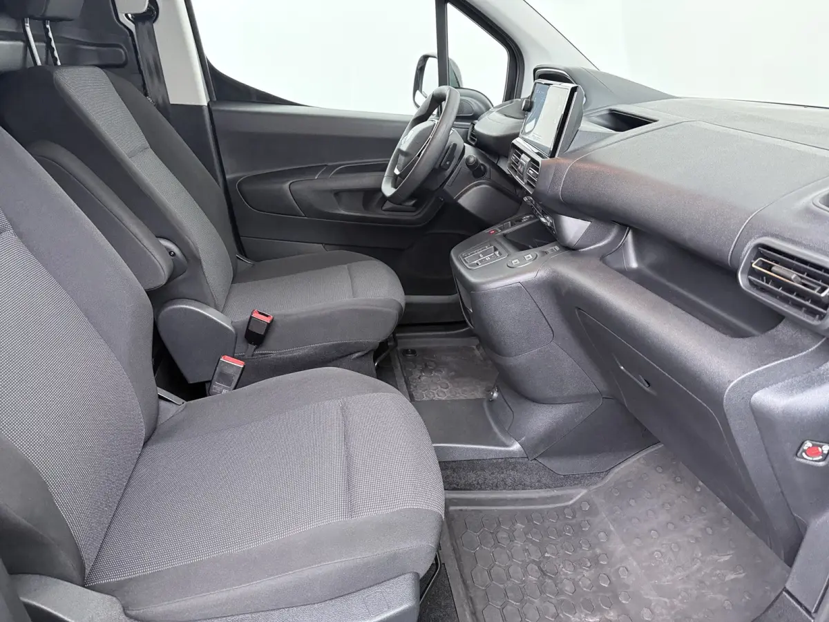 1.5 BlueHDi 130 EAT8 S&S L1 | MET STELLINGEN | | INRICHTING MET KASTEN | | Achteruitrijcamera | Airco (automatisch) | Apple Carplay/Android Auto|telefoonintegratie premium