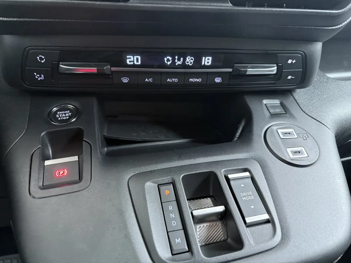 1.5 BlueHDi 130 EAT8 S&S L1 | MET STELLINGEN | | INRICHTING MET KASTEN | | Achteruitrijcamera | Airco (automatisch) | Apple Carplay/Android Auto|telefoonintegratie premium