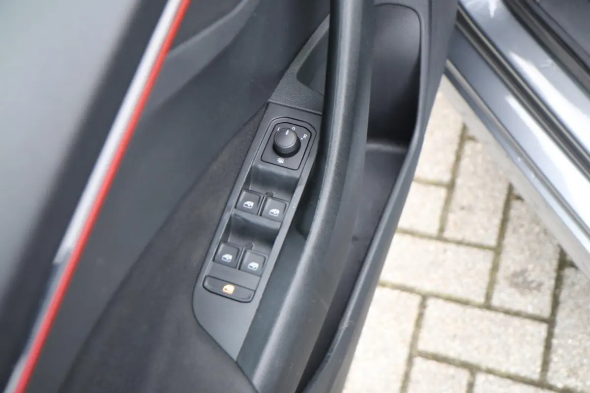 1.0 TSI 110pk Sport Business | Climatronic | Cruise Control | SmartLink | Lane Assist