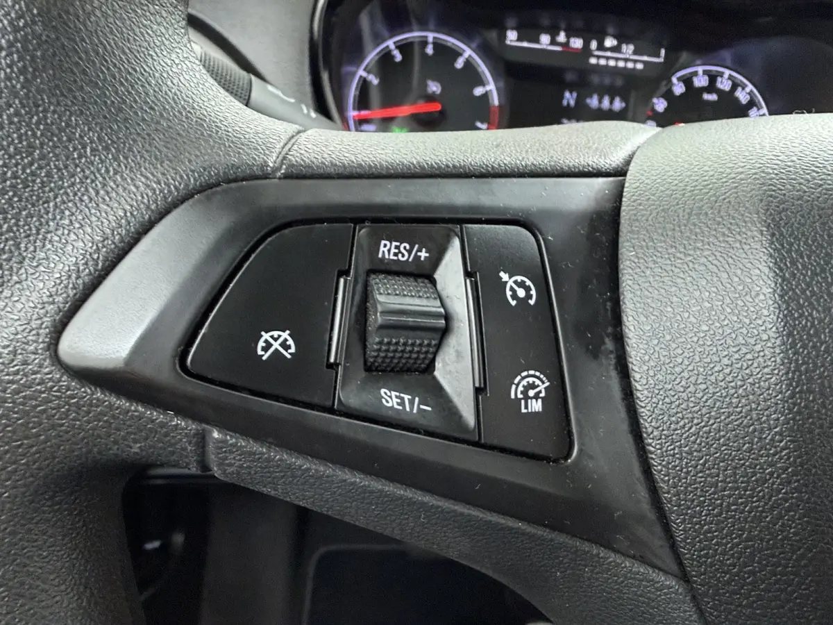 1.0 Online Edition / Navigatie / Parkeersensoren / Carplay / Airco / 15'' LMV