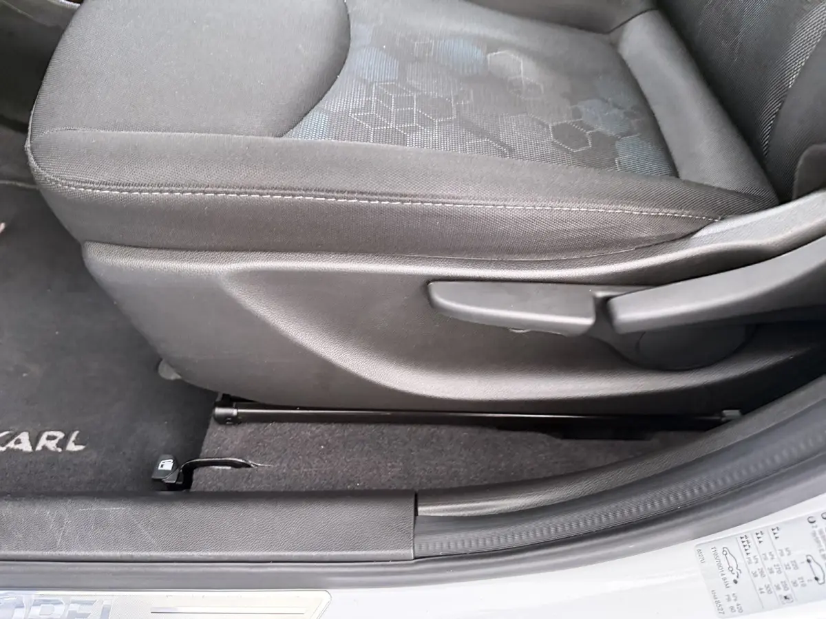 1.0 Online Edition / Navigatie / Parkeersensoren / Carplay / Airco / 15'' LMV