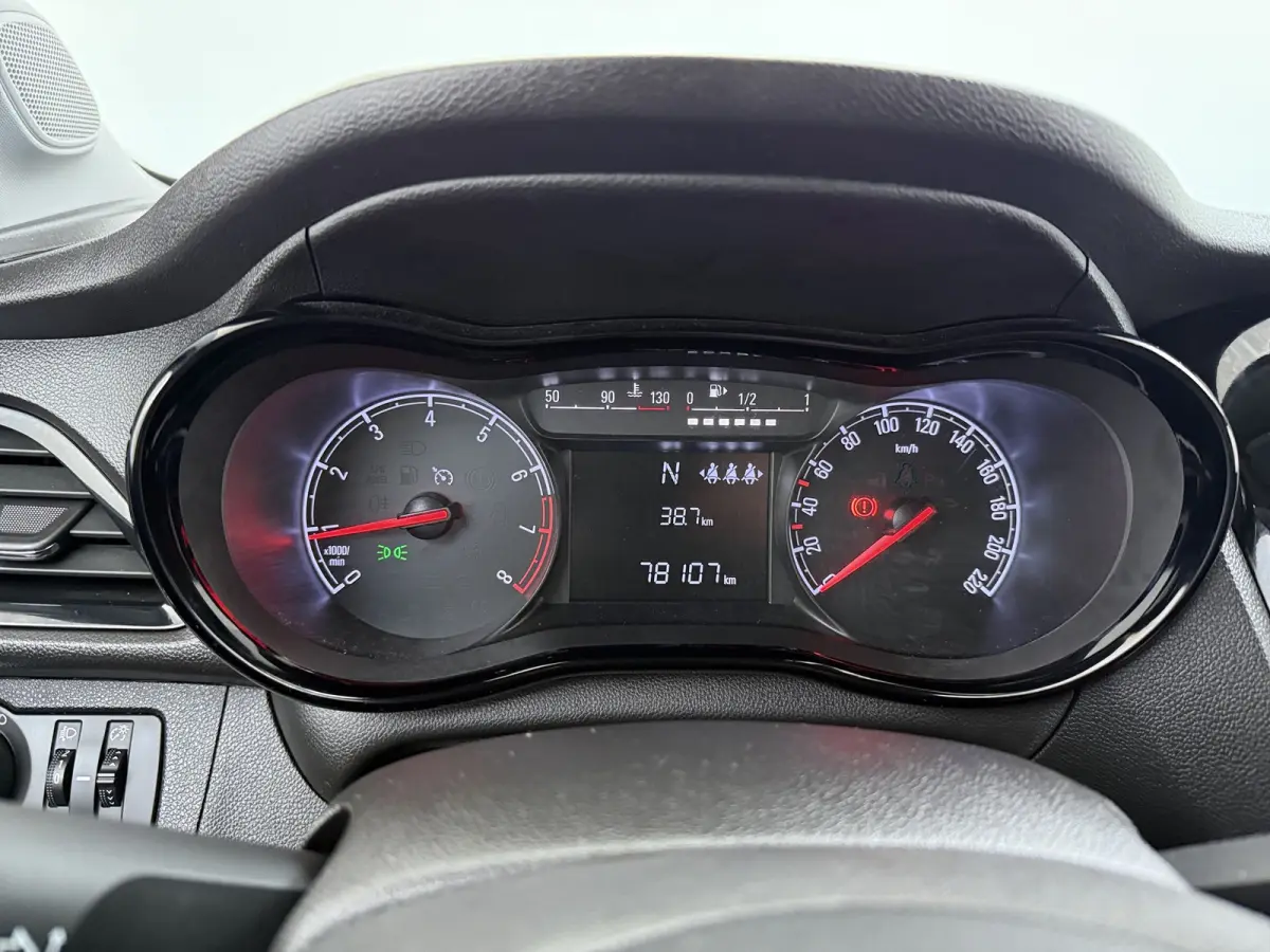 1.0 Online Edition / Navigatie / Parkeersensoren / Carplay / Airco / 15'' LMV