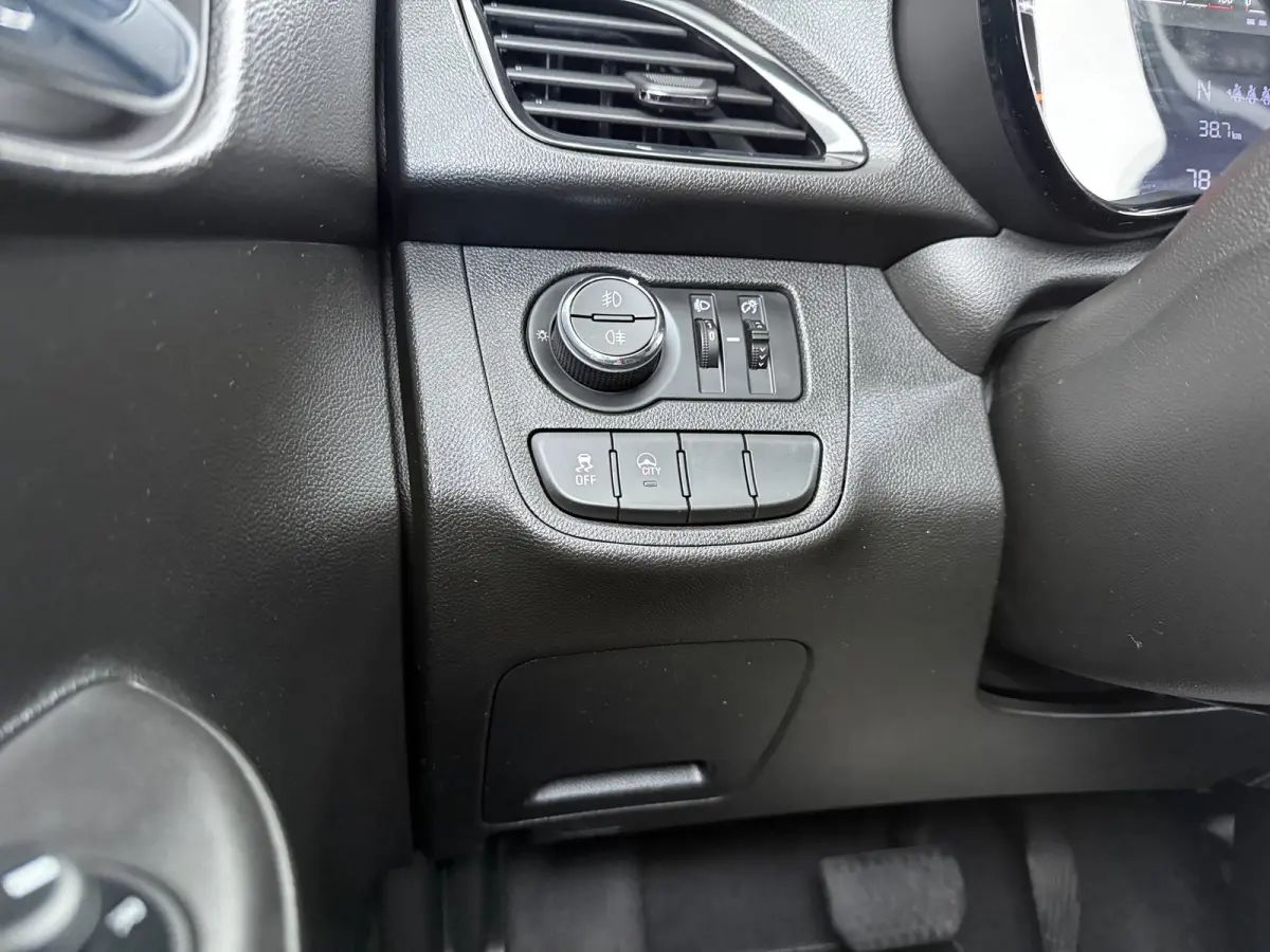1.0 Online Edition / Navigatie / Parkeersensoren / Carplay / Airco / 15'' LMV