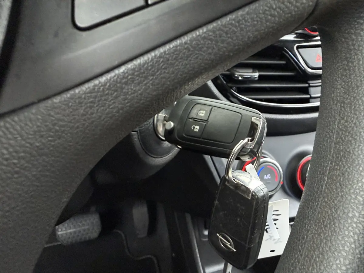 1.0 Online Edition / Navigatie / Parkeersensoren / Carplay / Airco / 15'' LMV