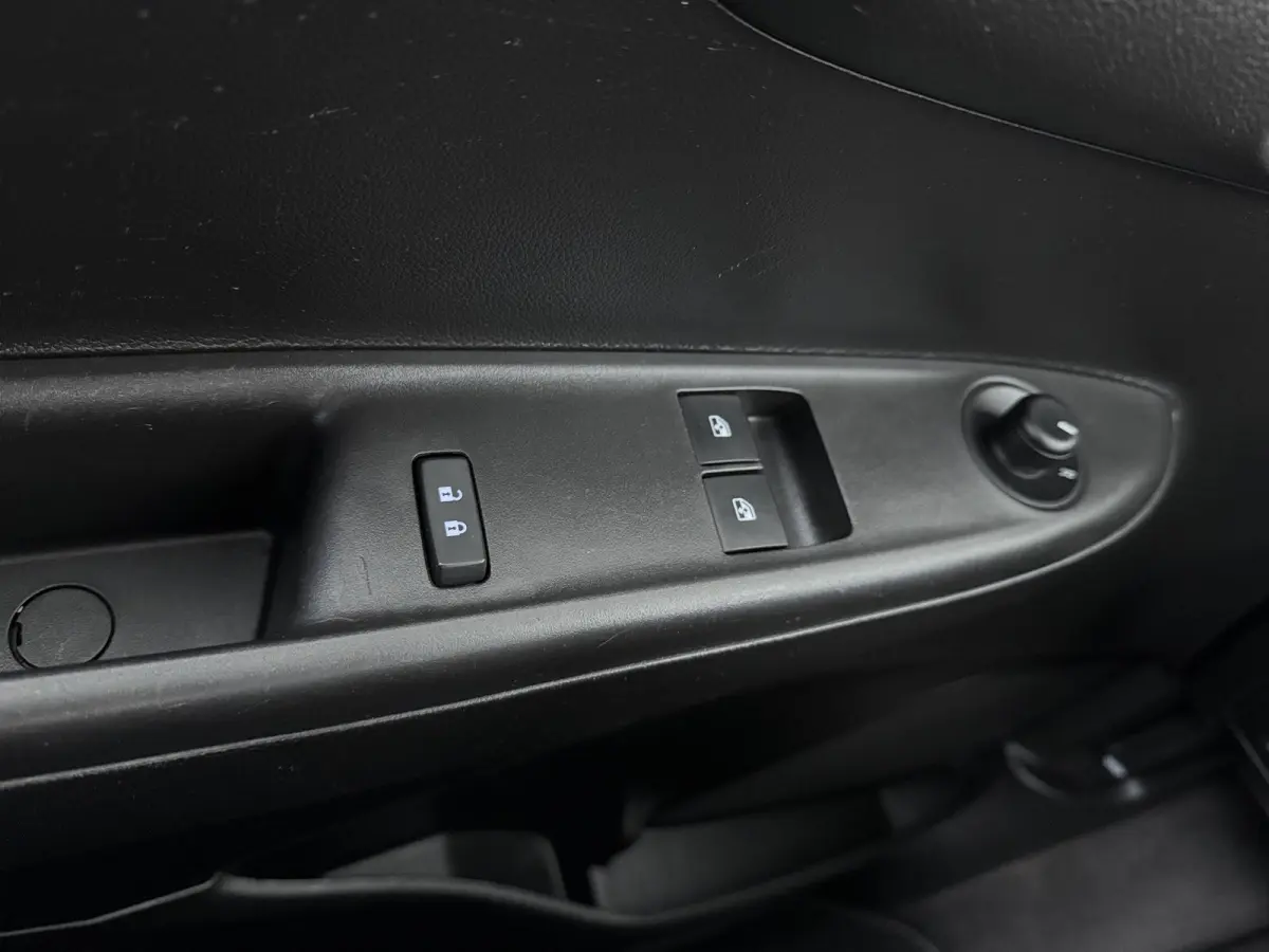 1.0 Online Edition / Navigatie / Parkeersensoren / Carplay / Airco / 15'' LMV