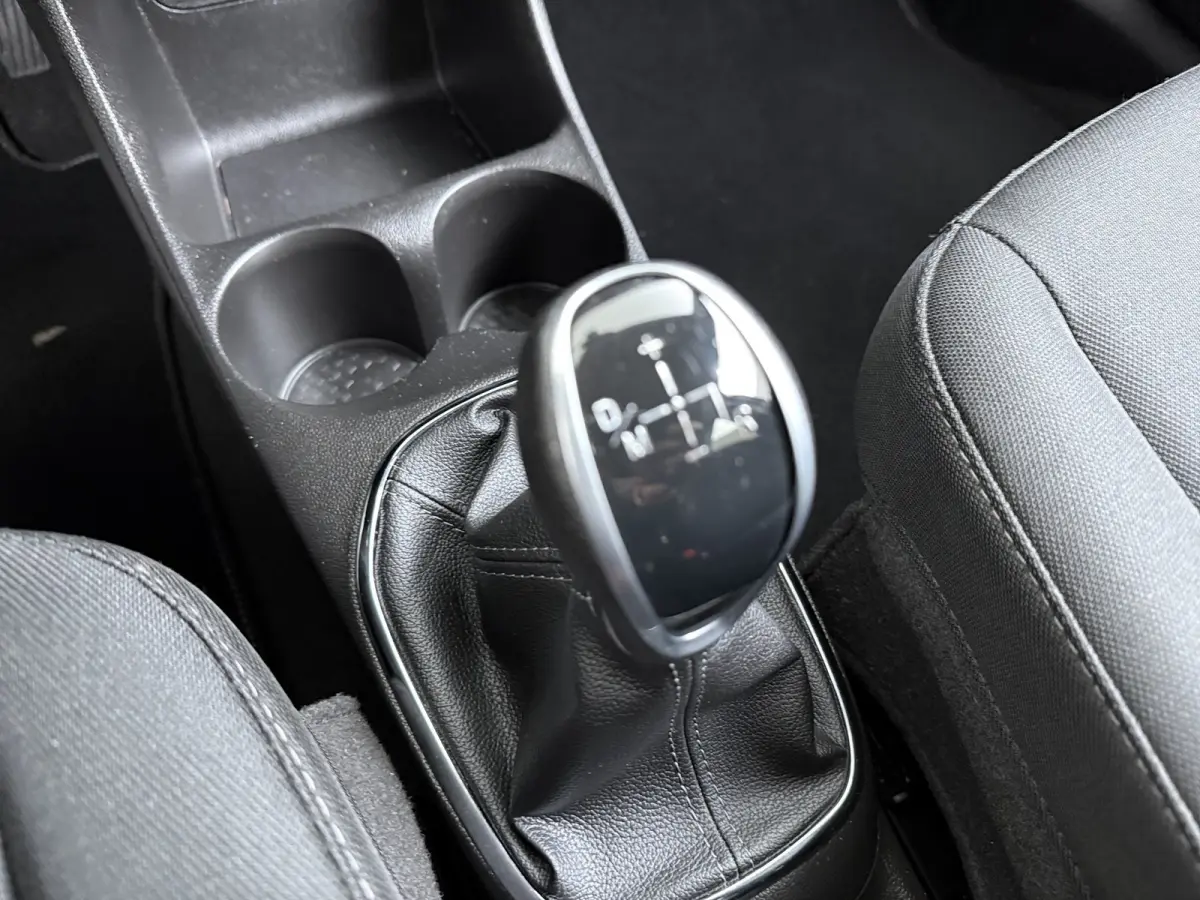 1.0 Online Edition / Navigatie / Parkeersensoren / Carplay / Airco / 15'' LMV