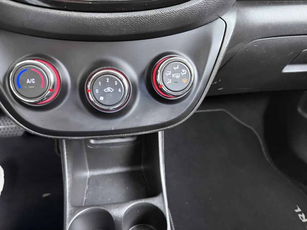 1.0 Online Edition / Navigatie / Parkeersensoren / Carplay / Airco / 15'' LMV
