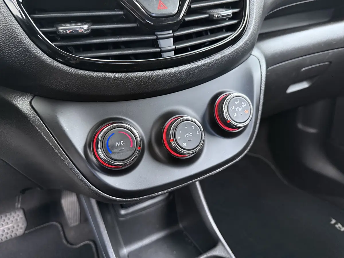 1.0 Online Edition / Navigatie / Parkeersensoren / Carplay / Airco / 15'' LMV