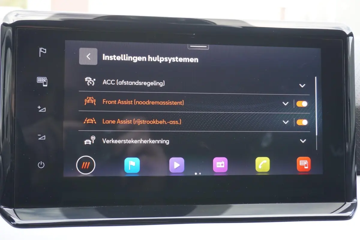 1.0 EcoTSI 95pk FR Business Intense | Stoelverwarming | Adaptive Cruise | Achteruitrijcamera | Climatronic